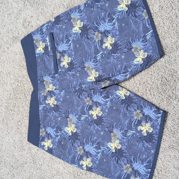 Travis Mathew Board Shorts Tropical Floral Print Navy Blue Yellow Men's Size 32 - Picture 7 of 10
